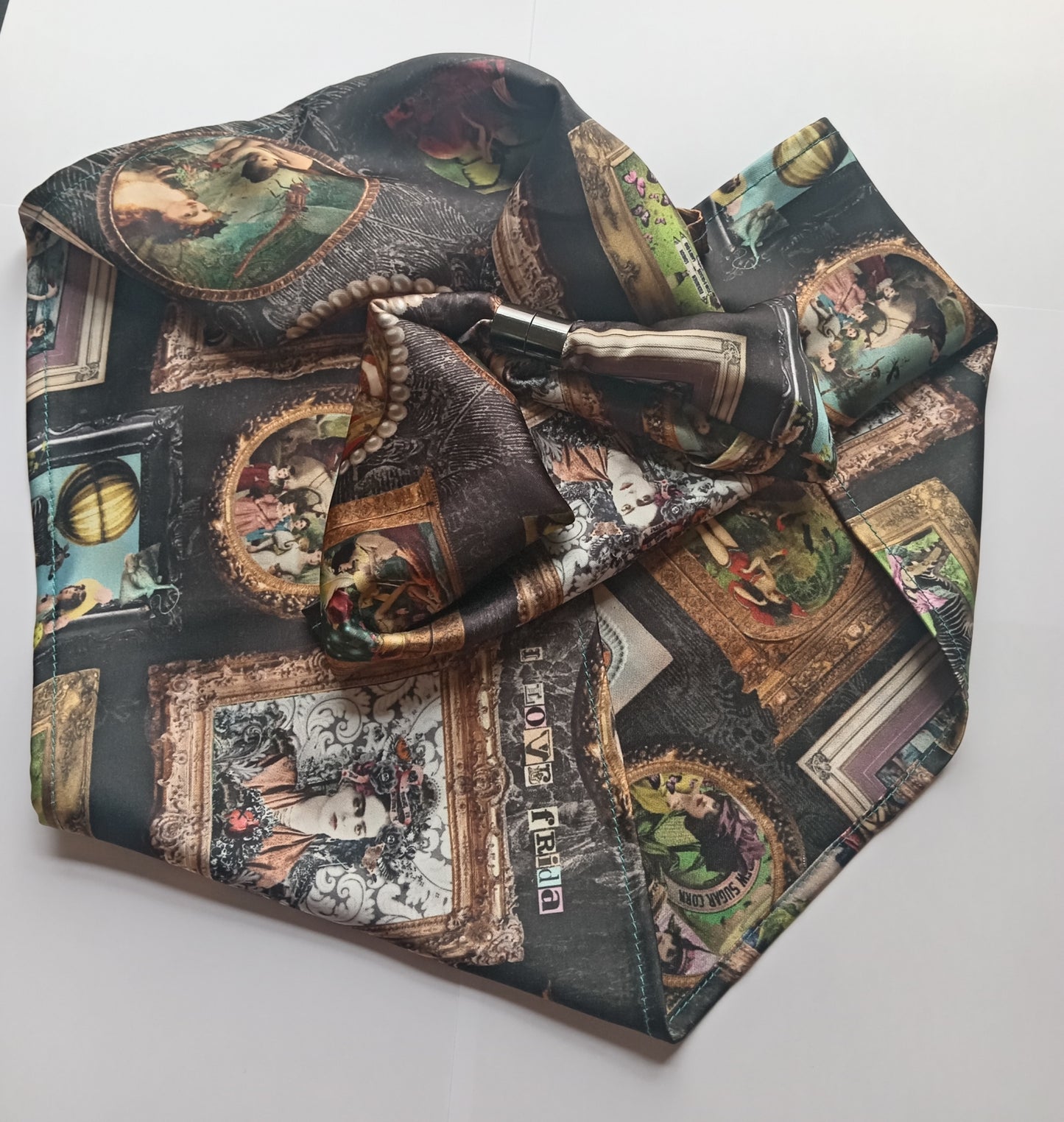 Charcoal 'I love Frida' Vintage Frames Scarf